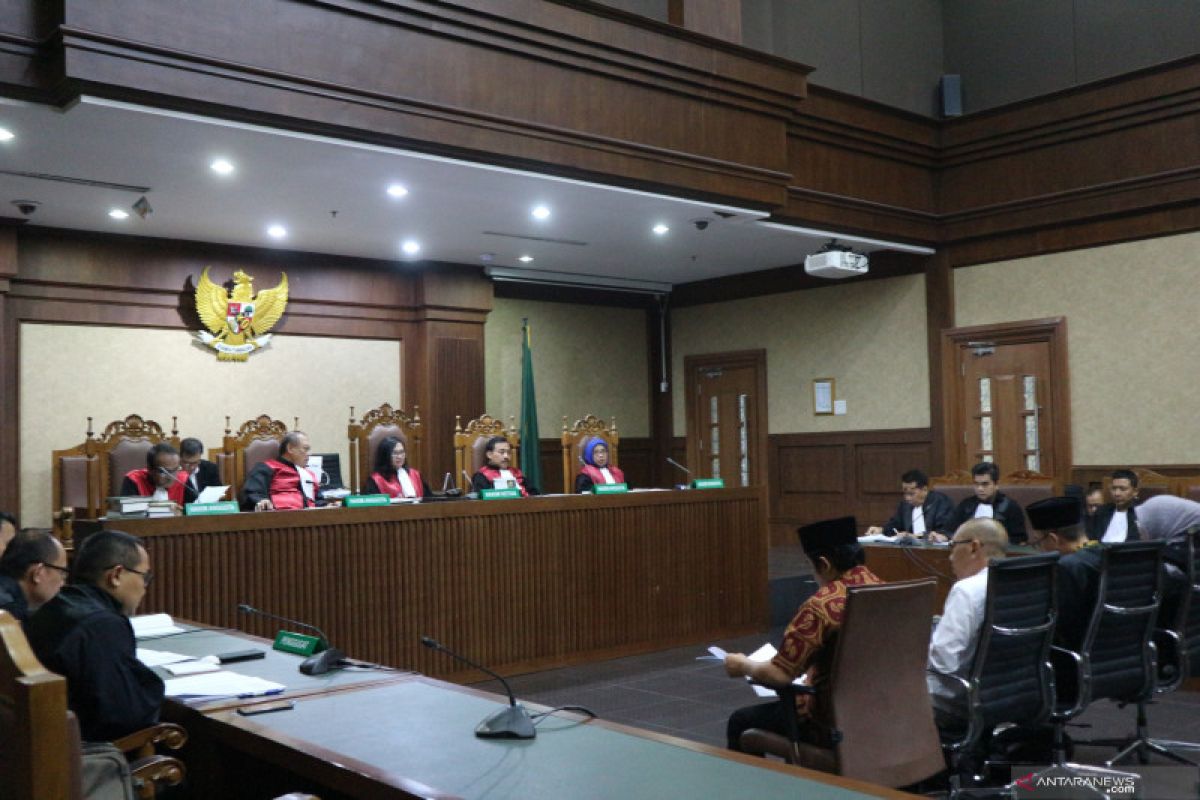 Empat anggota DPRD Lampung Tengah didakwa terima suap Rp9,695 miliar