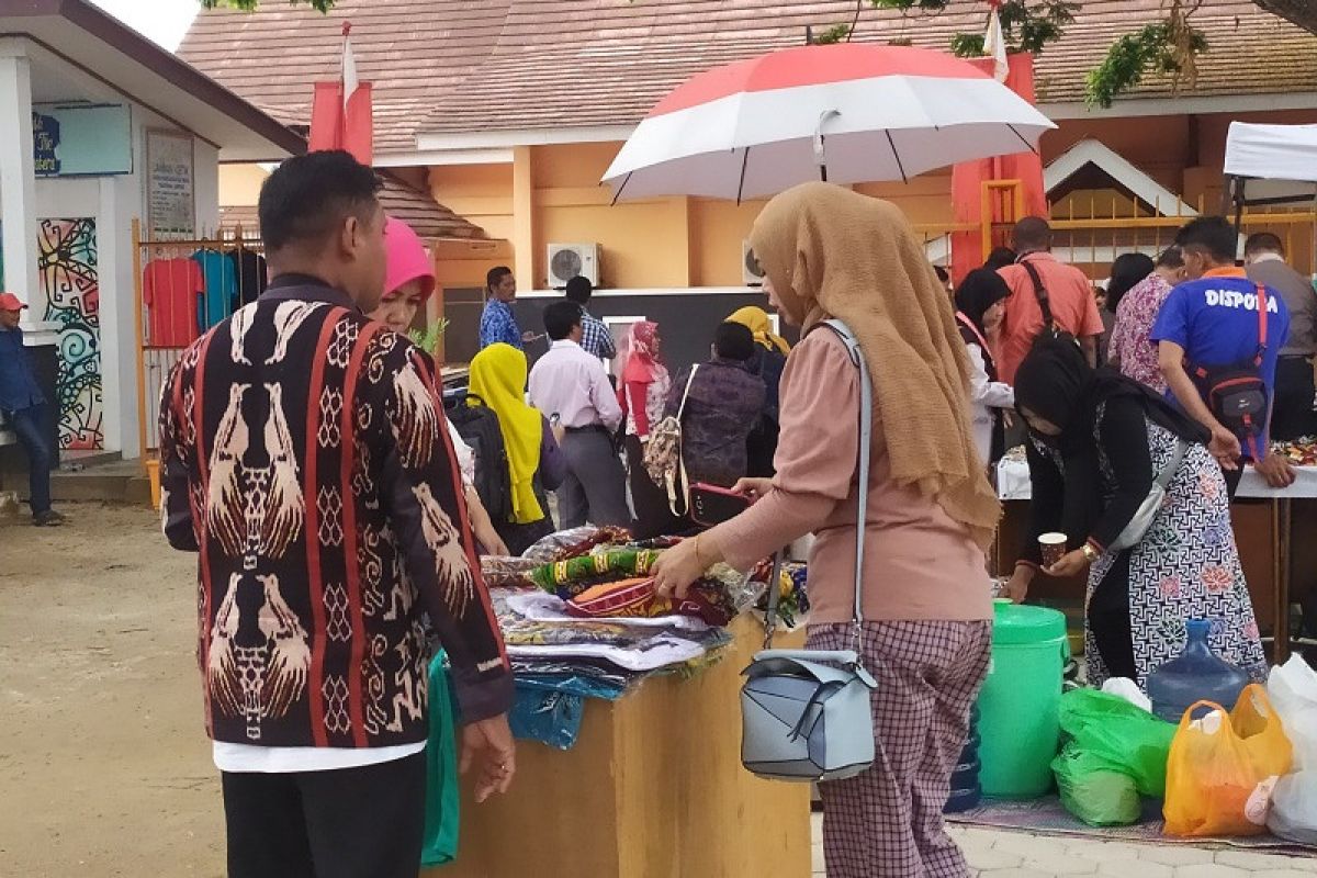 Pedagang suvenir manfaatkan momen FLS2N 2019 Lampung