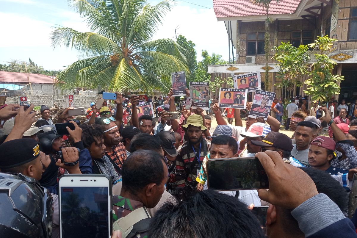 Massa berkumpul di kantor Dewan Adat Papua di Manokwari, sejumlah sekolah pilih libur