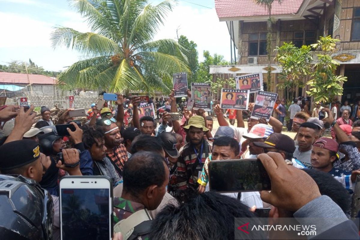Aksi massa di Manokwari berkumpul di kantor Dewan Adat Papua
