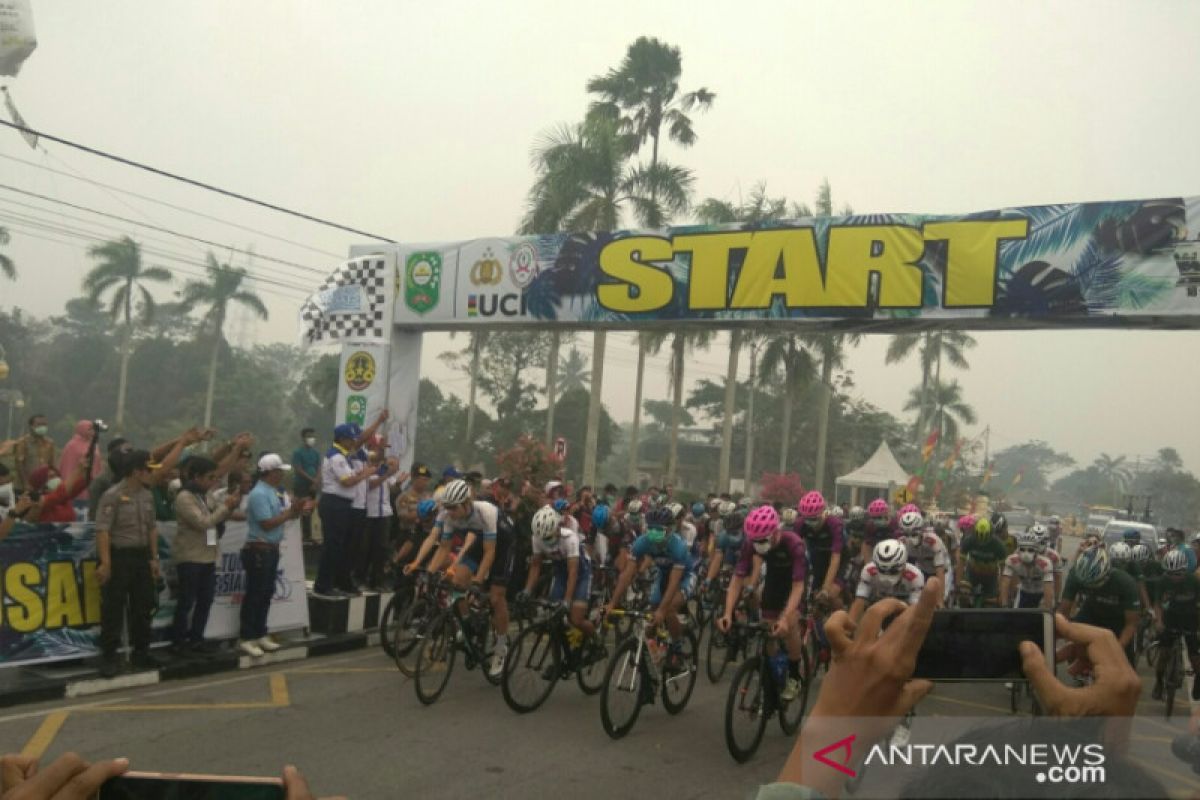 Tour de Siak - Peserta etape pertama pakai masker akibat kabut asap