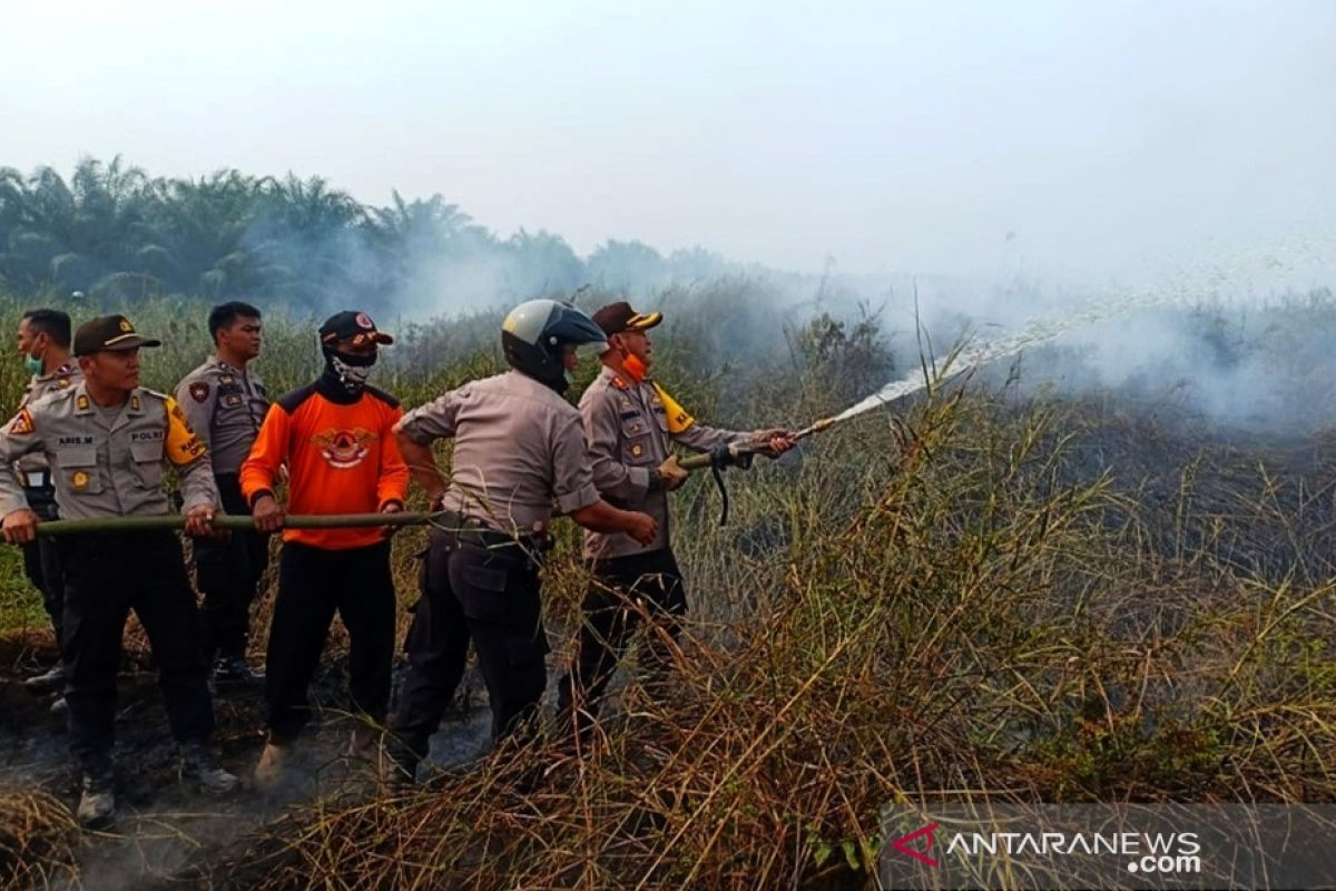 Kapolres HST turun langsung padamkan lahan yang terbakar