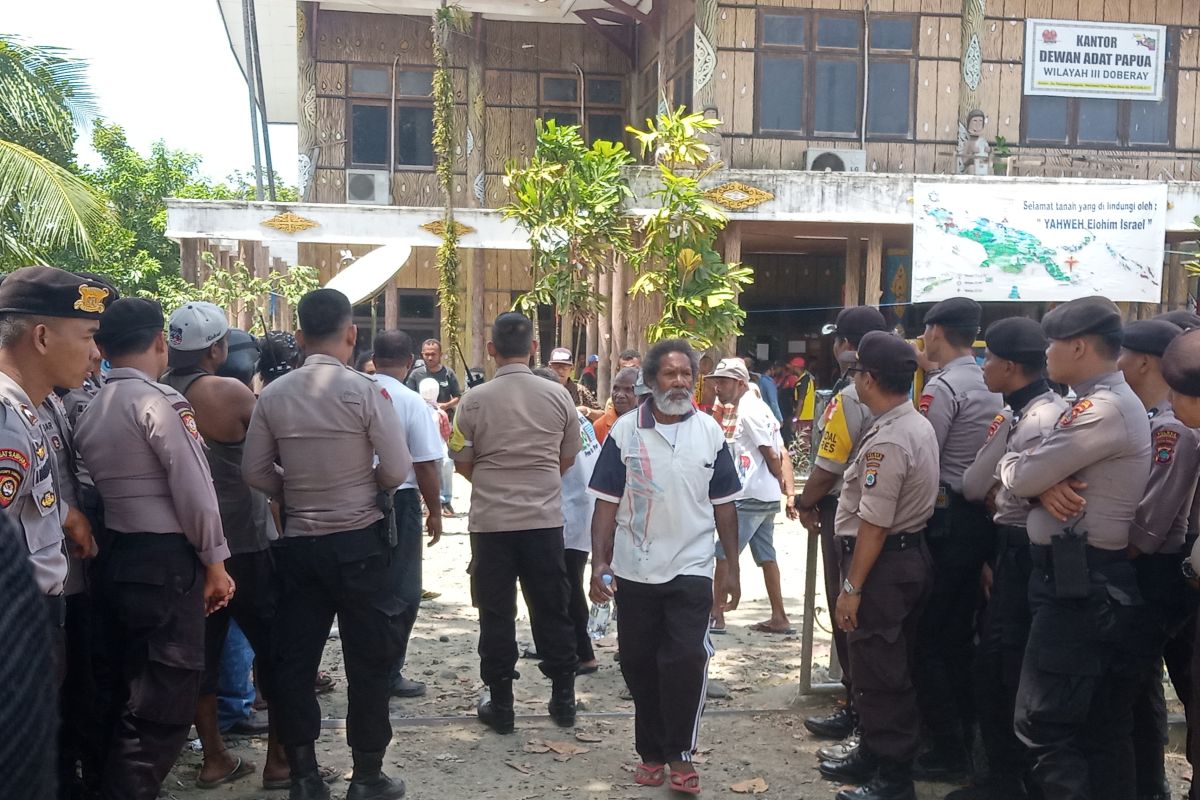 Polisi bukarkan massa di DAB Manokwari