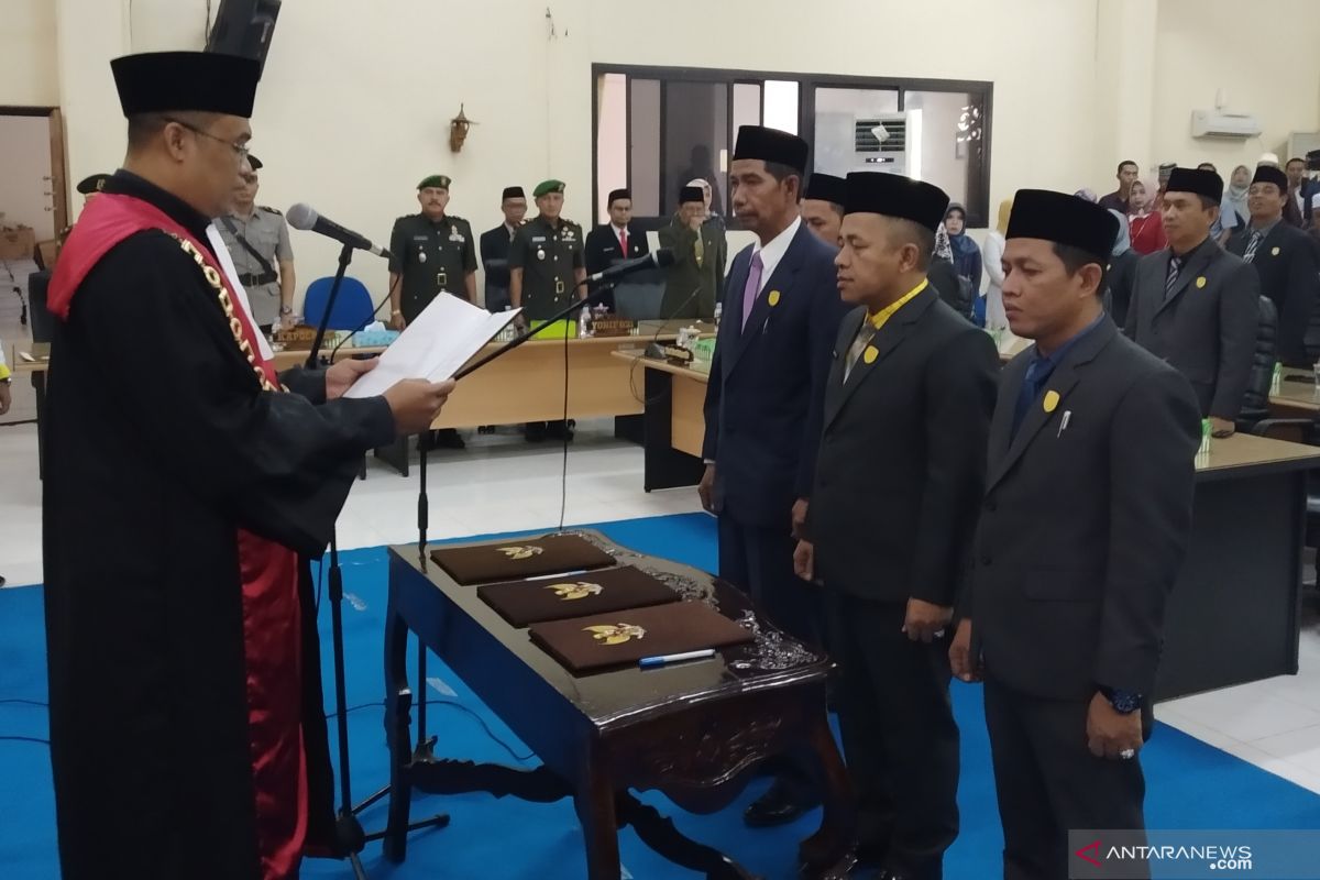 Johar hanya Wakil Ketua sementara DPRD HST, yang definitifnya Saban