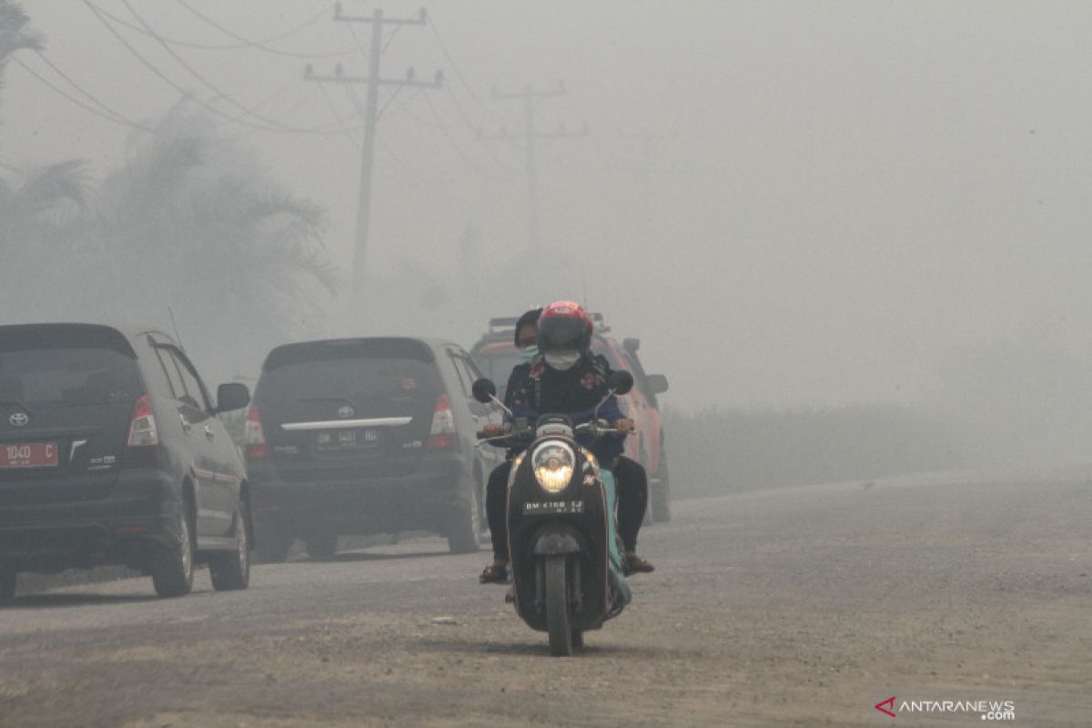 Karhutla Riau - Asap masih pekat di Pekanbaru, jarak pandang 600 meter