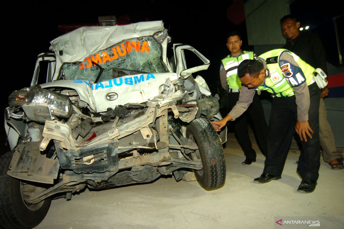 Sembilan orang terluka saat mobil ambulans tabrak empat sepeda motor