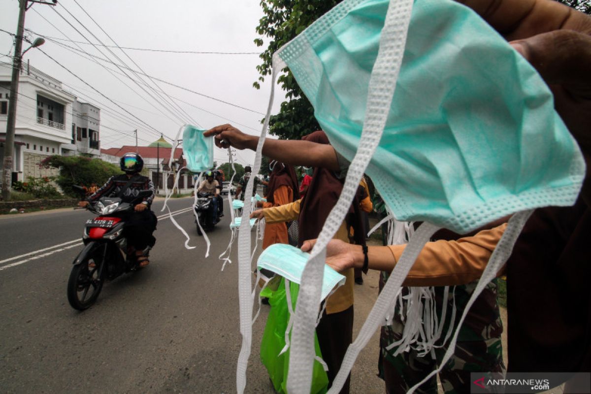 Cegah virus Corona, NasDem bagikan 3.000 masker kepada penumpang