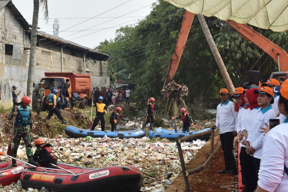 Ibu Negara mengarahkan sampah didaur ulang