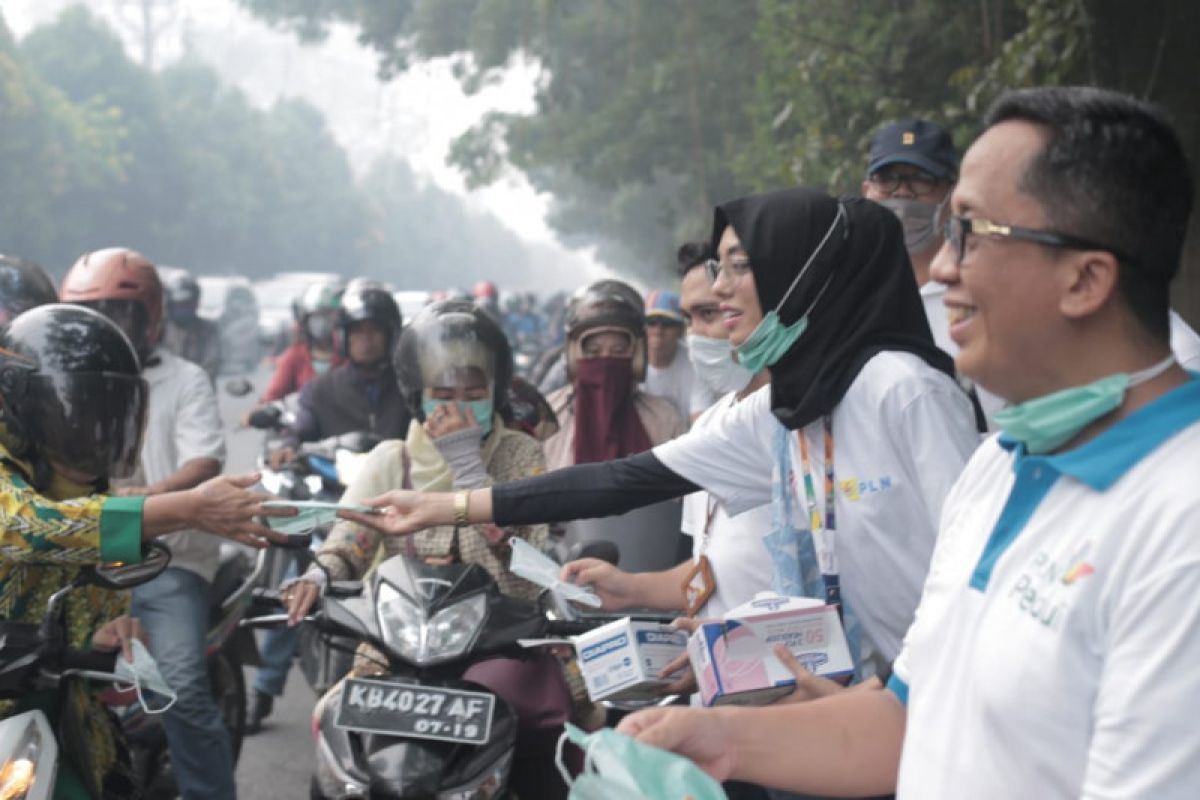 Puluhan Karyawan PLN turun ke jalan bagikan 10 ribu masker