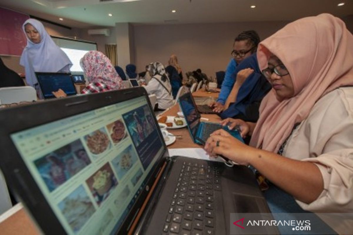 Pelatihan pengembangan web "Coding Mum" bagi penyintas bencana