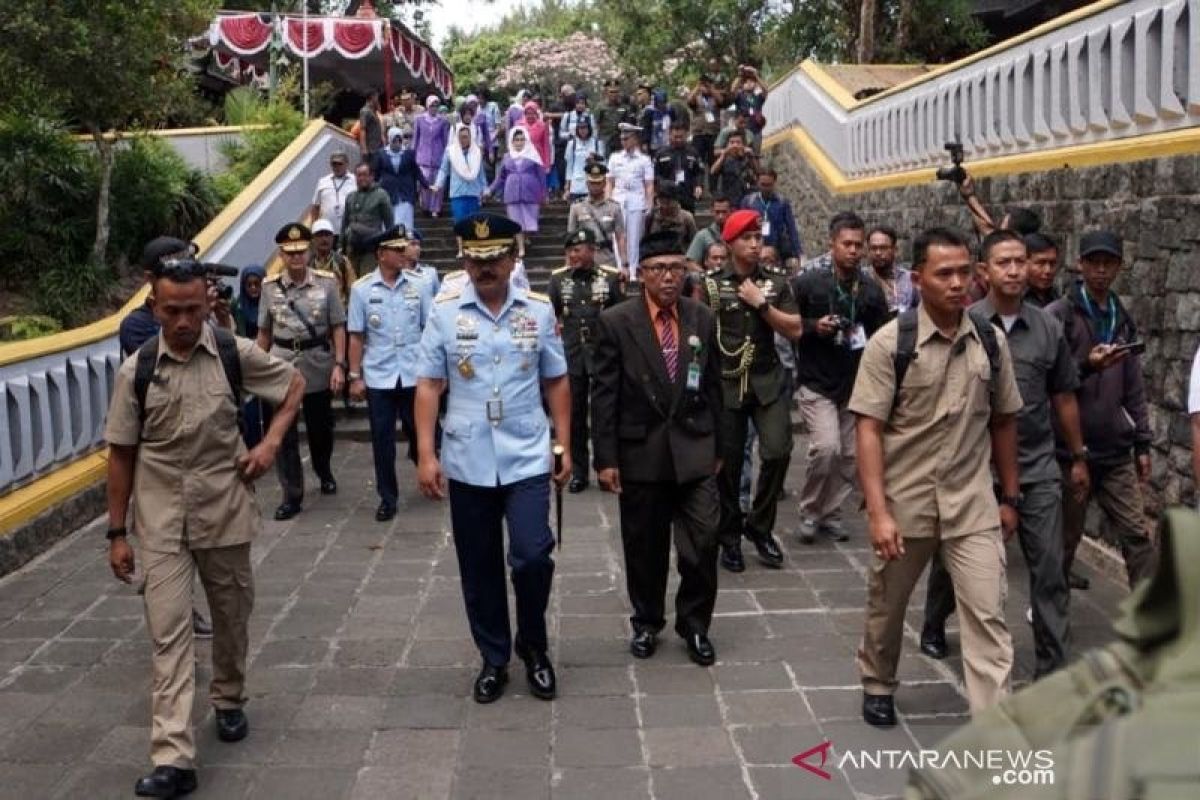 Panglima TNI Marsekal TNI Hadi Tjahjanto ziarah ke makam Soeharto di Astana Giribangun
