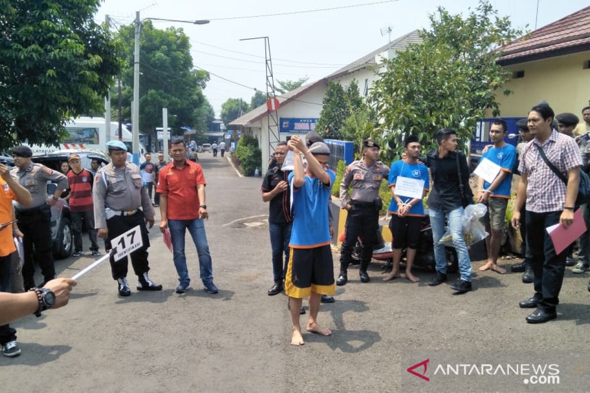 Tersangka peragakan 17 adegan yang mengakibatkan polisi terbakar