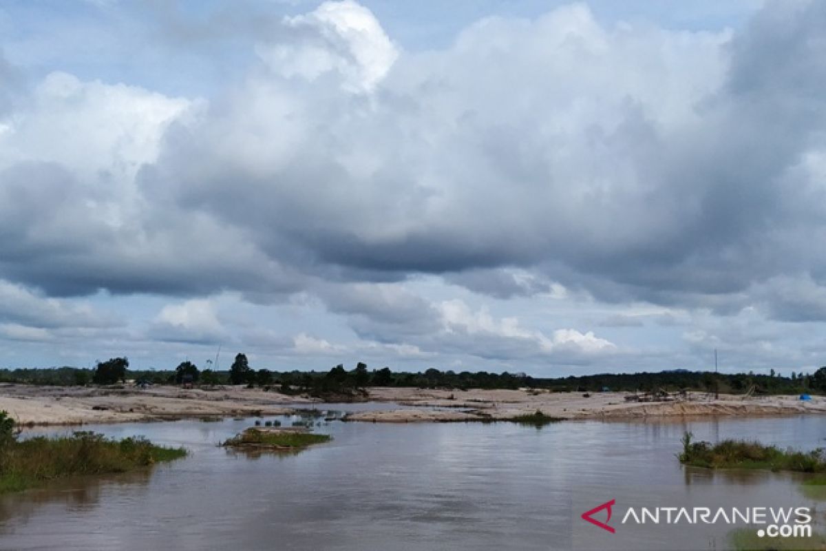 Kata pakar, Perda tidak bisa hapus izin usaha tambang