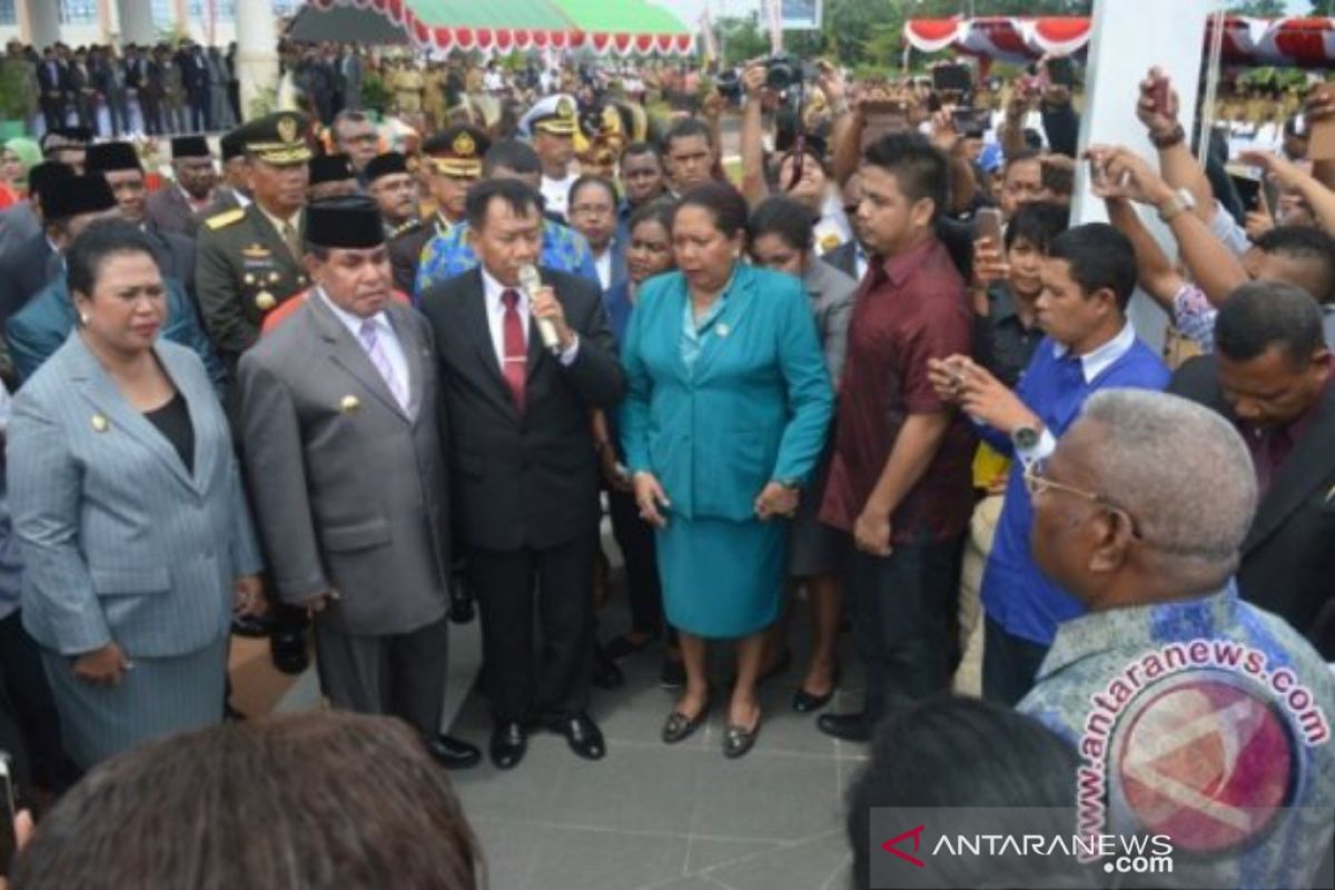 Mantan Gubernur Papua Barat Abraham Atururi wafat