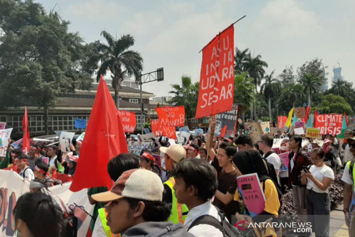 Generasi muda berunjuk rasa untuk urgensi kesadaran perubahan iklim