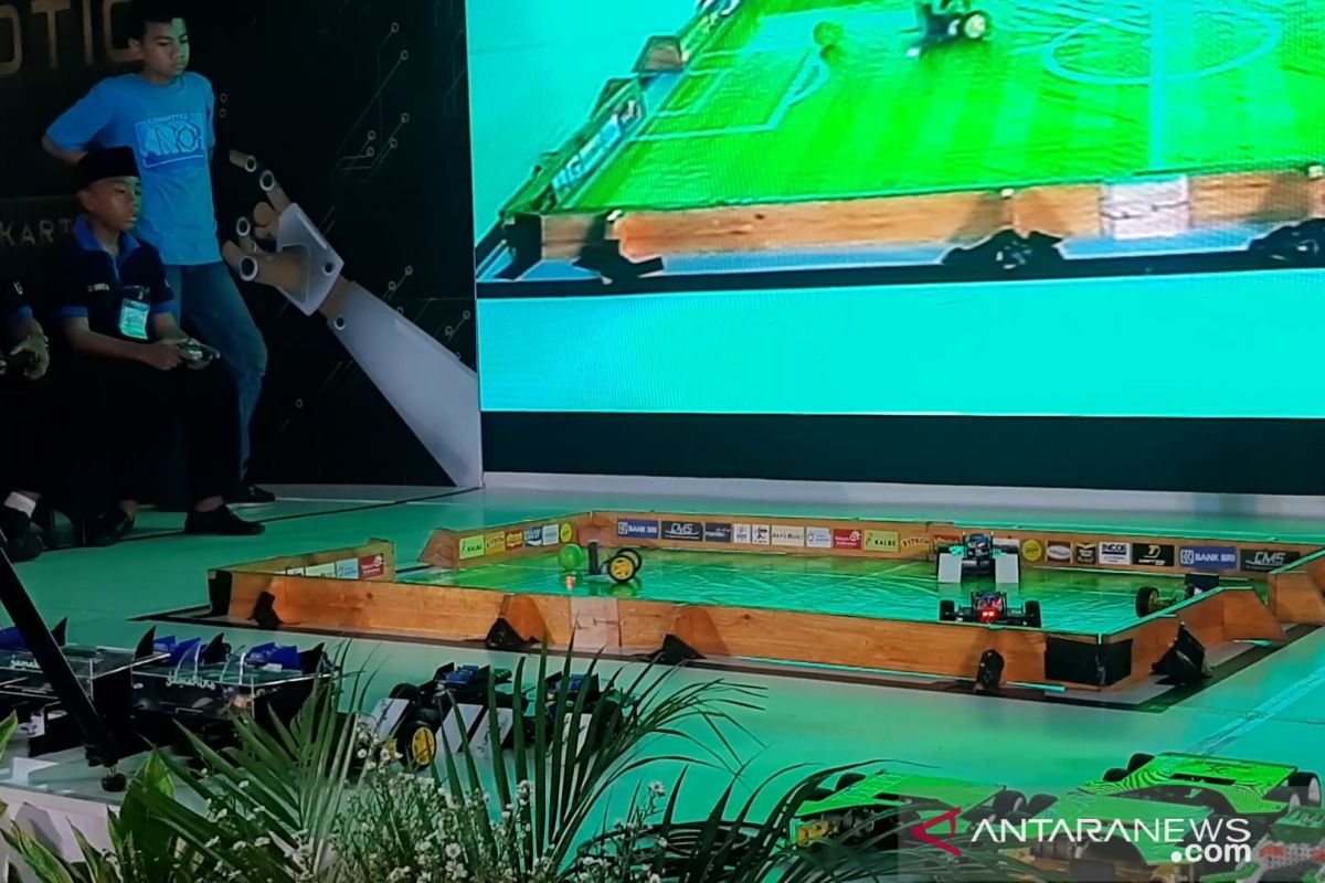 Robot-robot beradu dalam  ASEAN Robotic Day 2019