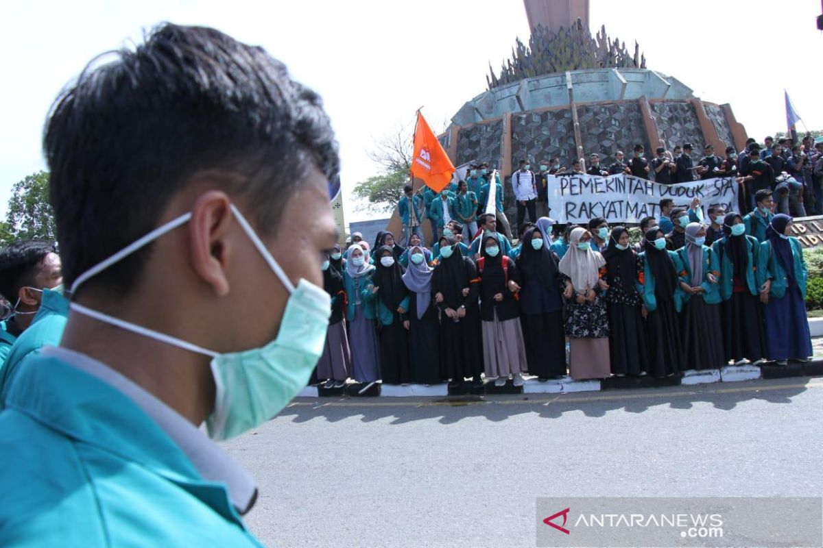 Mahasiswa aksi galang dana gerakan 1.000 masker untuk Riau