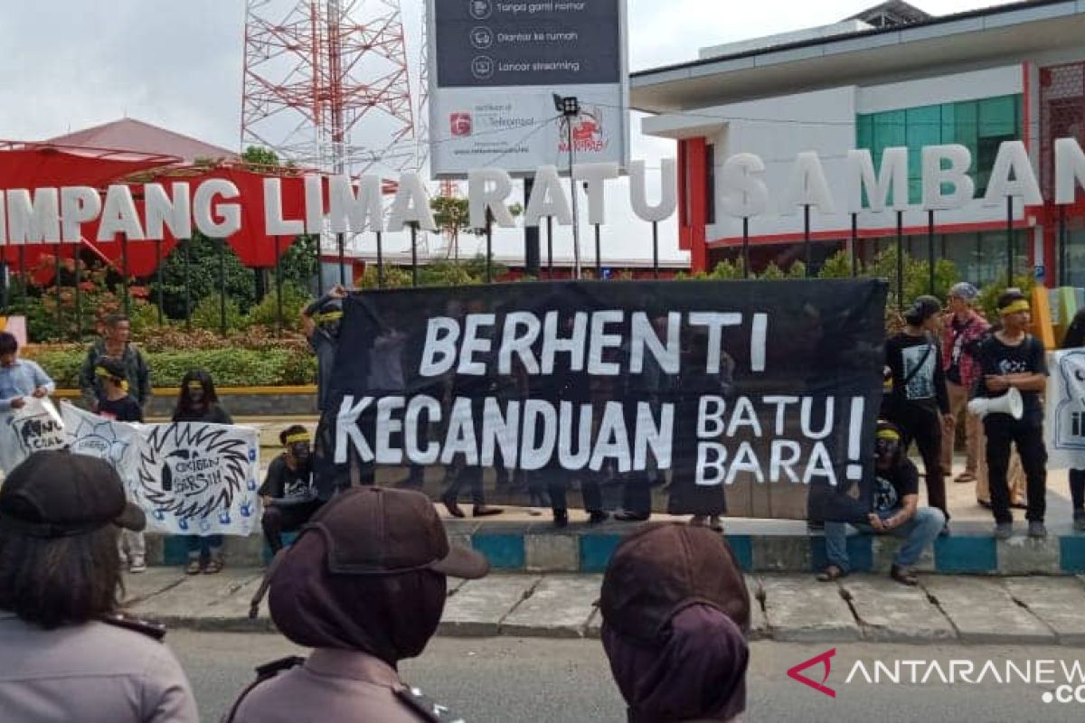 Aksi jeda iklim desak pemerintah akhiri kecanduan batu bara