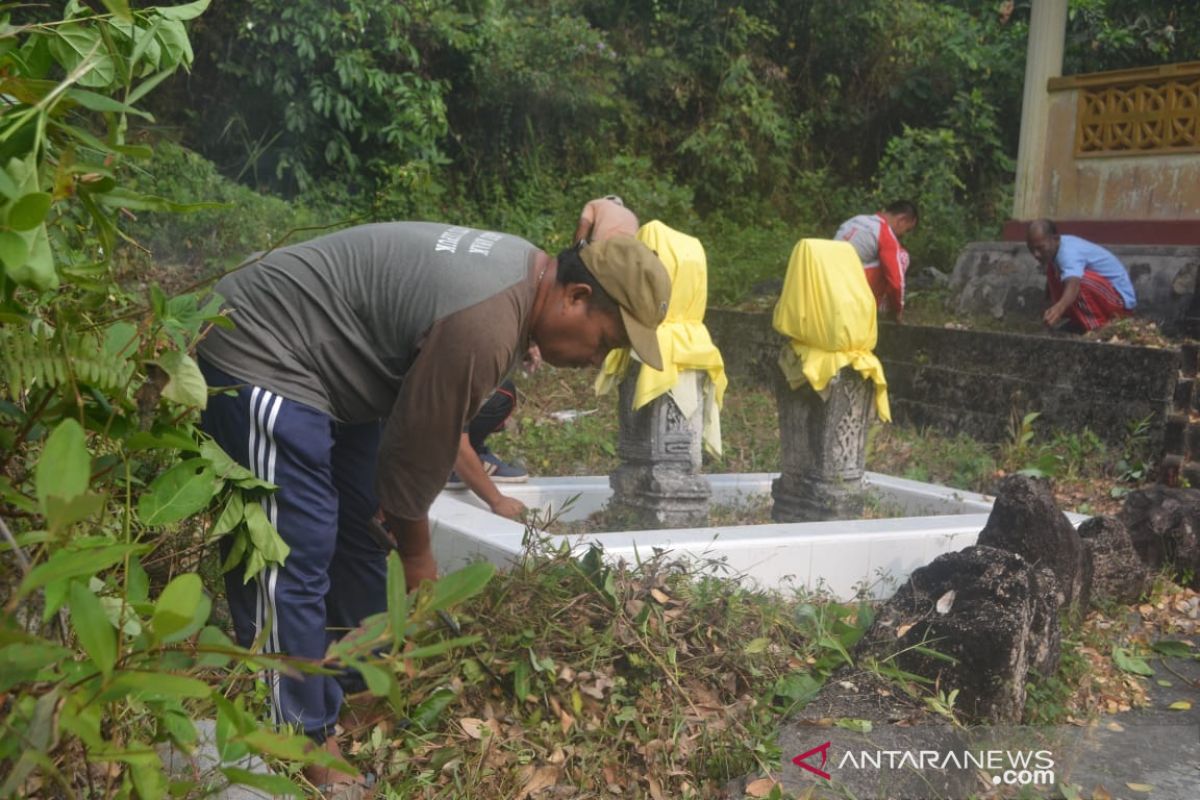 Masyarakat Tambelan Bersihkan Makam Sultan Johor IV