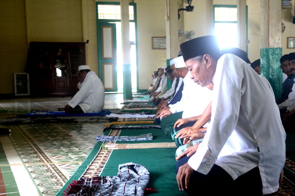 Warga shalat istisqa di masjid tertua di Kalimantan Utara