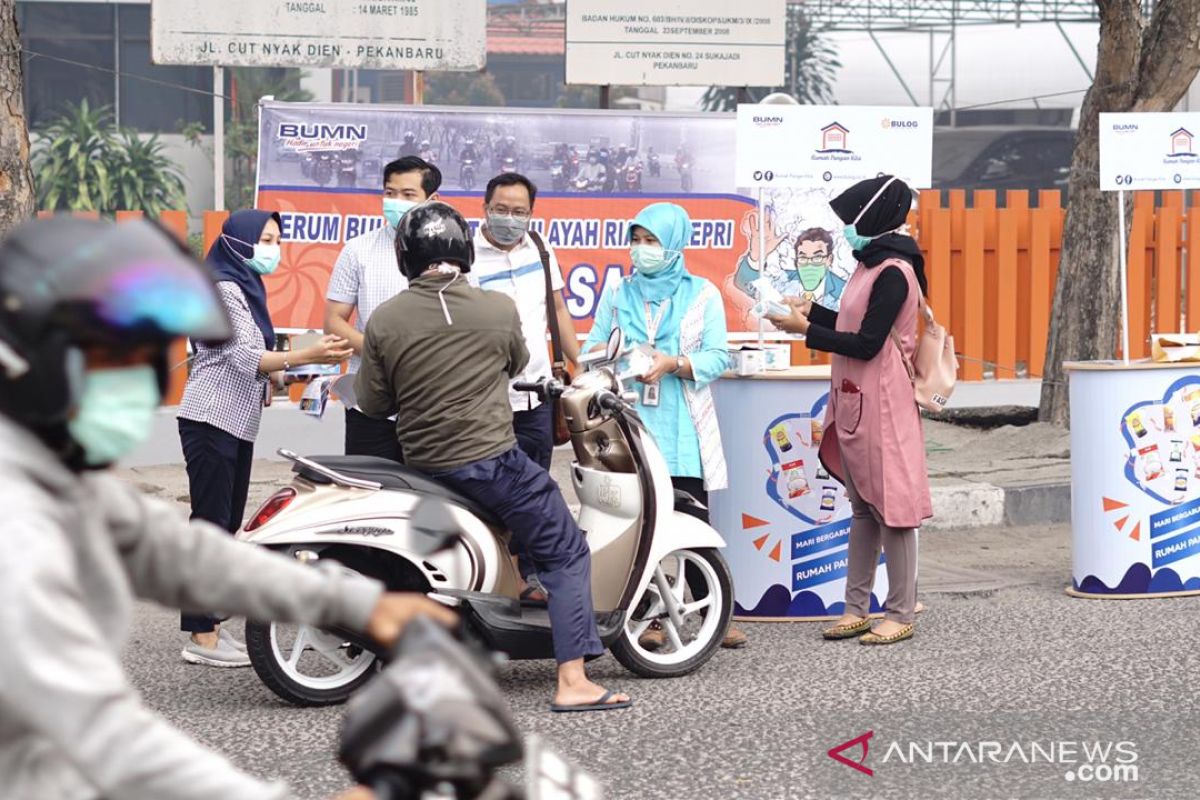 Bulog Riau-Kepri bagikan 2.000 masker bagi warga Pekanbaru