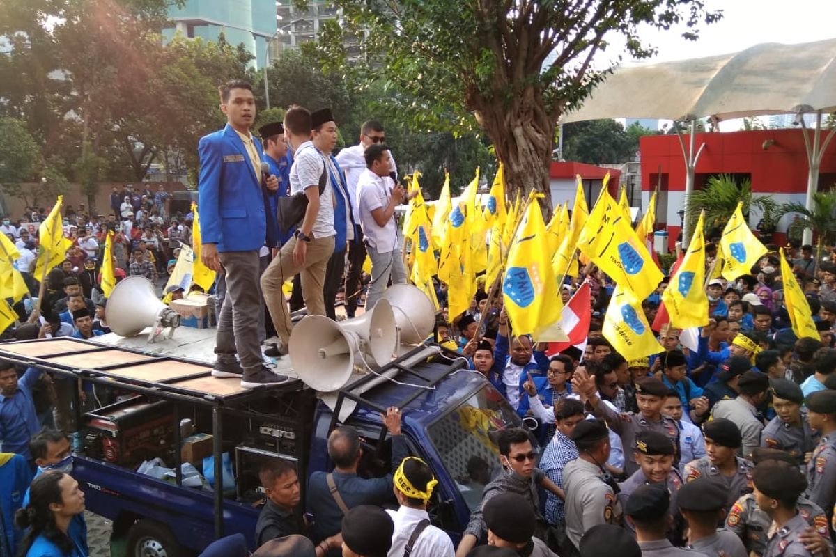 Pengunjuk rasa dari PMII terlibat aksi saling dorong dengan polisi di depan gedung KPK