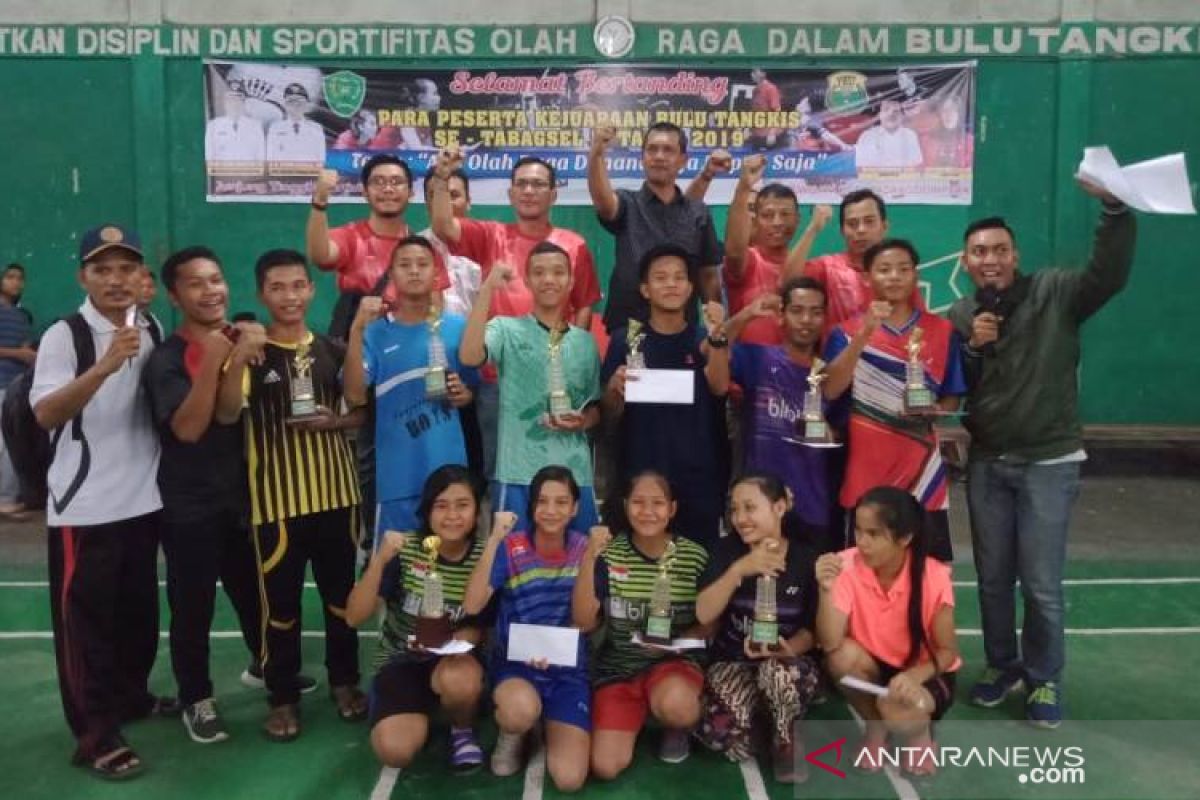 Siswa Bina Artha juarai kejuaraan bulu tangkis  Wali Kota Cup
