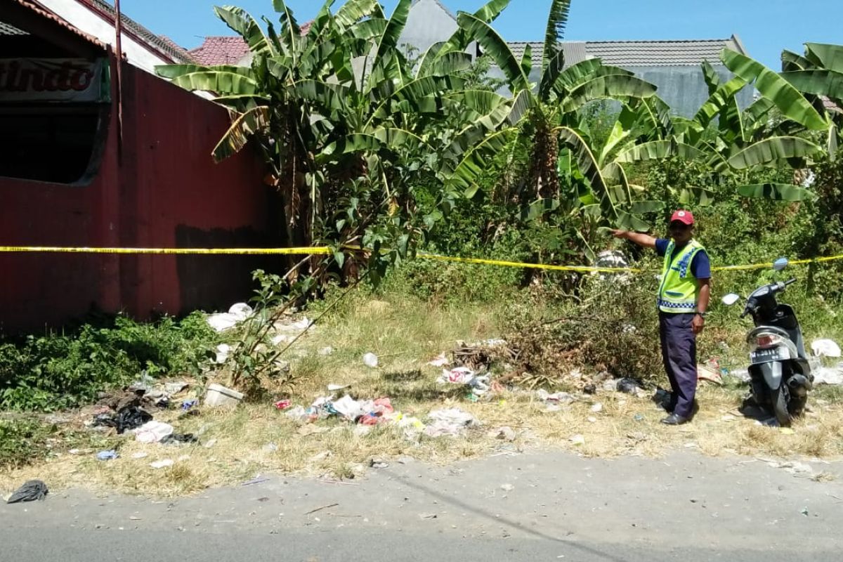 Warga gempar, seorang perempuan dan bayinya ditemukan meninggal di lahan kosong