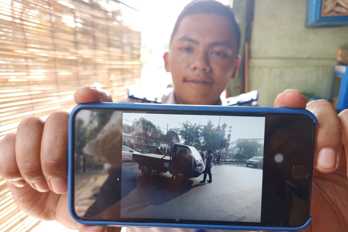 Petugas Dinas Perhubungan Jakarta Timur nyaris ditabrak sopir
