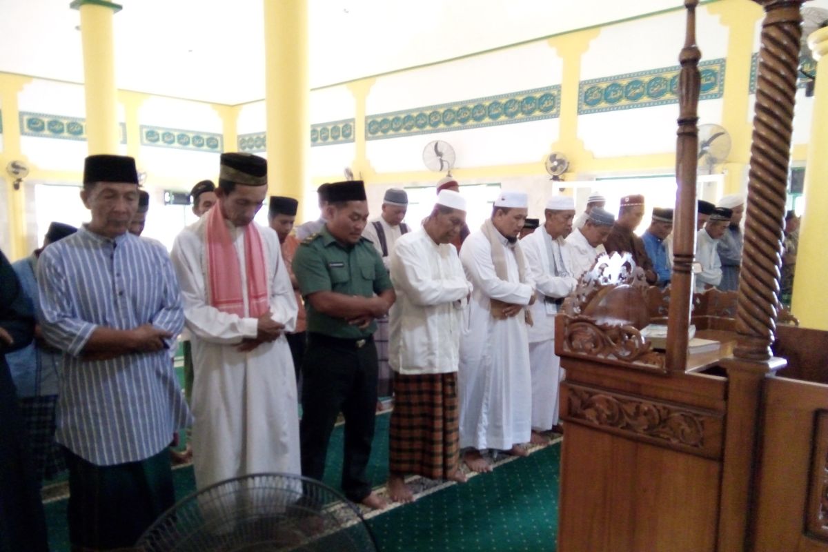 Koramil 07/0315 turut shalat Istisqa diTambelan