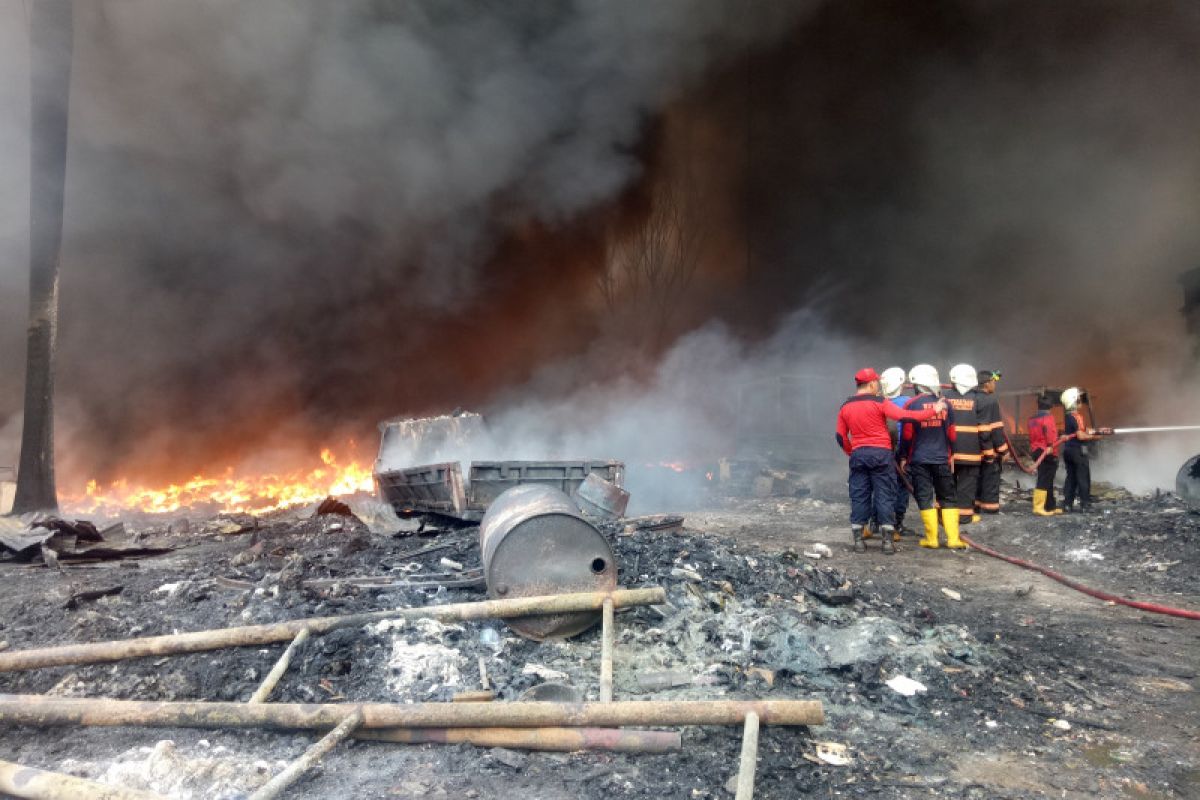 Gudang pengolahan sampah plastik di Palembang terbakar