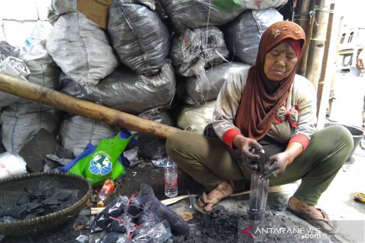 Dilema polusi udara pembakaran arang dan peleburan aluminium Cilincing