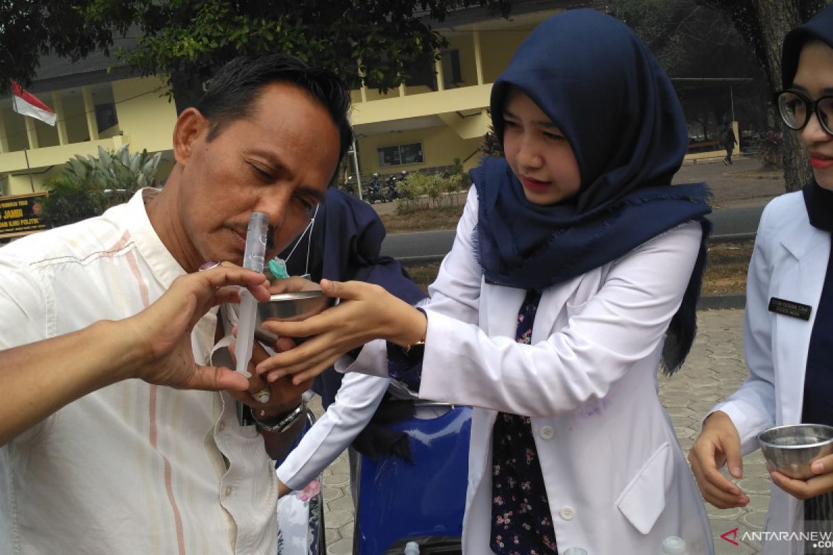 Mahasiswa kedokteran Unja  sosialisasikan cara cuci hidung cegah iritasi akibat asap