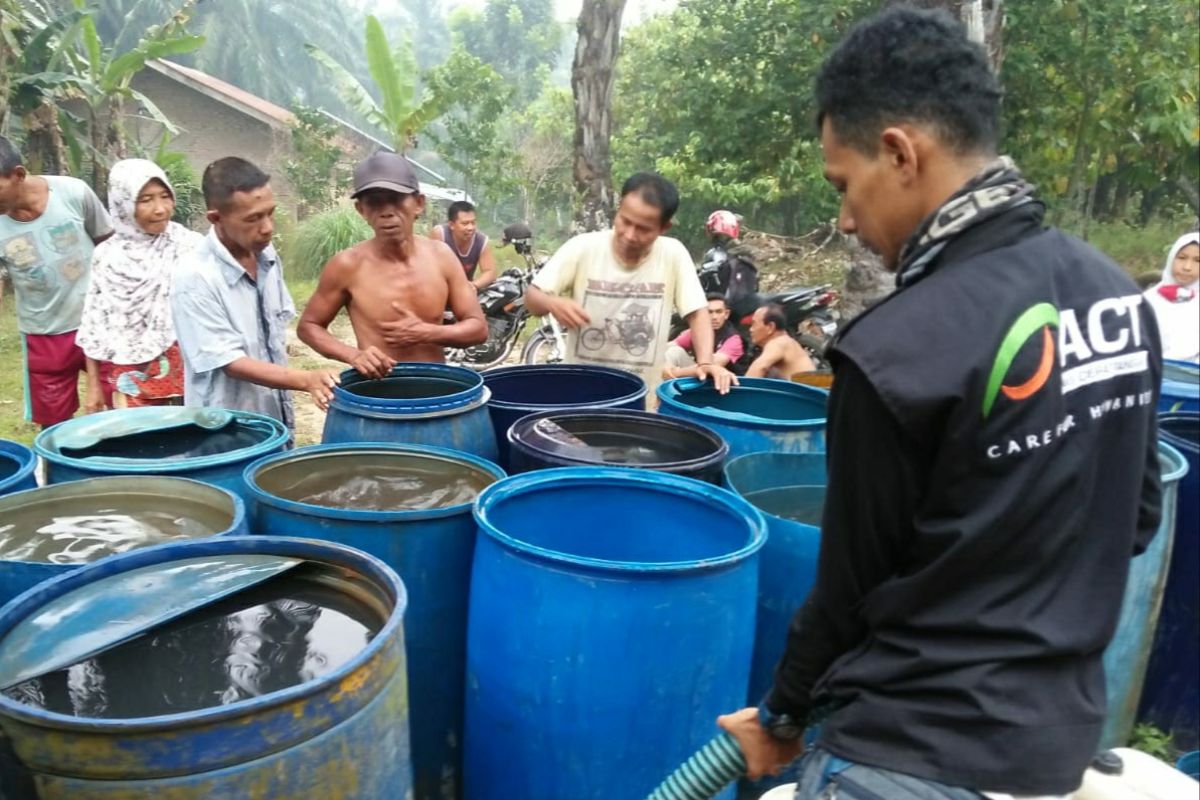 Atasi dampak kekeringan di Labuhanbatu, ACT salurkan 15.000 air bersih di Desa Tebangan