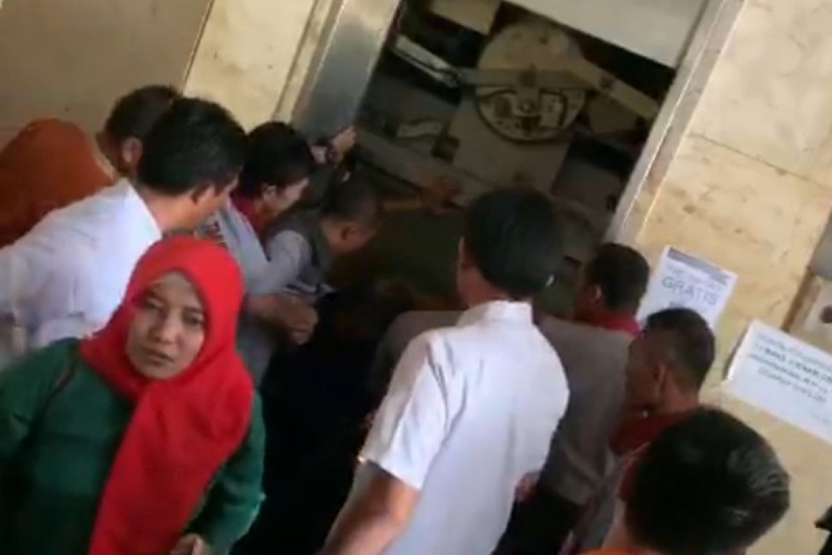 12 anggota PKK terjebak di Lift