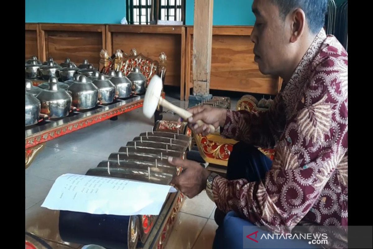 Disbudpar Gunung Kidul hibahkan seperangkat gamelan kepada 137 desa