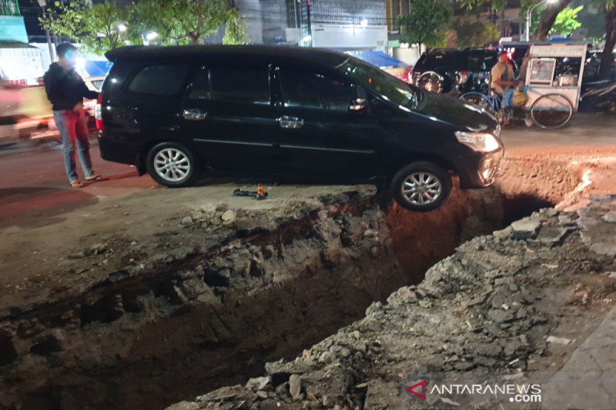 Pengerjaan saluran di Semarang, mobil terperosok