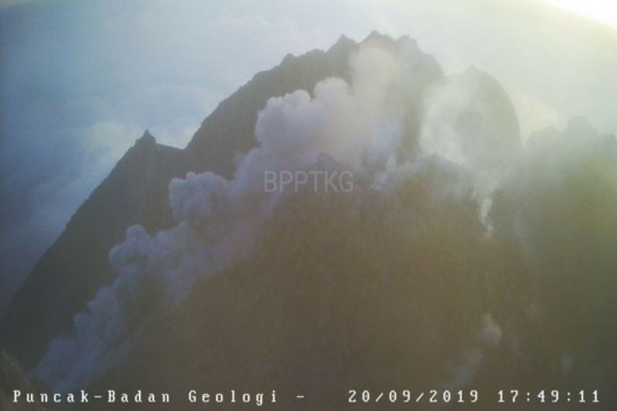 Gunung Merapi mengeluarkan awan panas guguran sejauh 1,5 Km