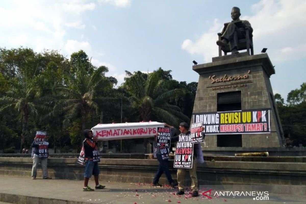Warga Solo aksi dukung pengesahan UU KPK