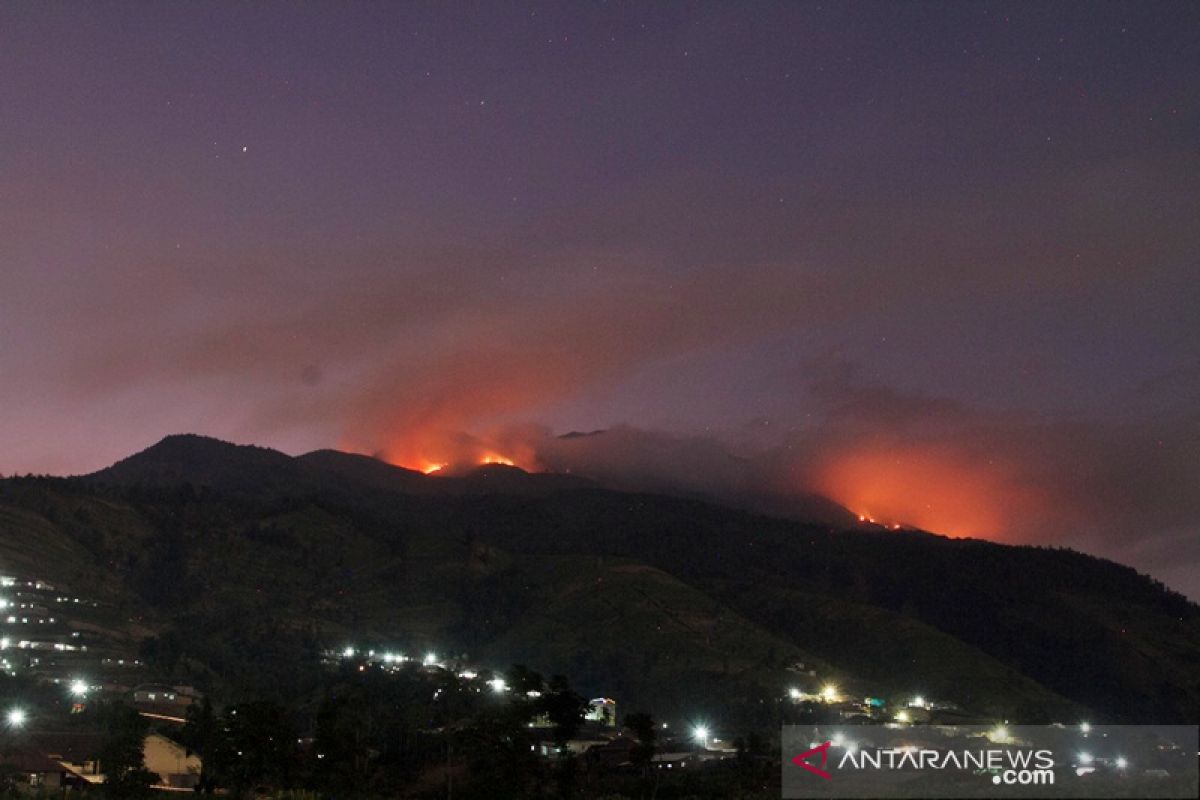 Pemadaman terus dilakukan, kebakaran hutan Merbabu masih sisakan titik api