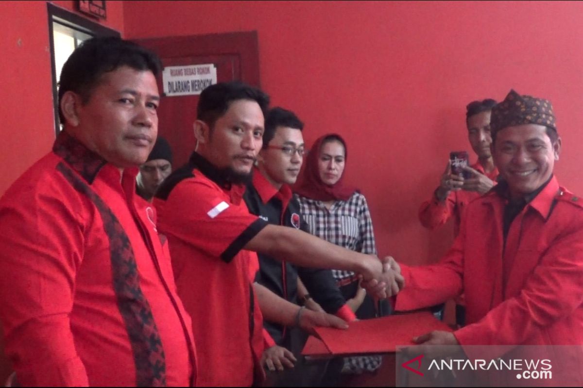 Seorang kades di Sukabumi ikut mencalonkan diri menjadi kepala daerah