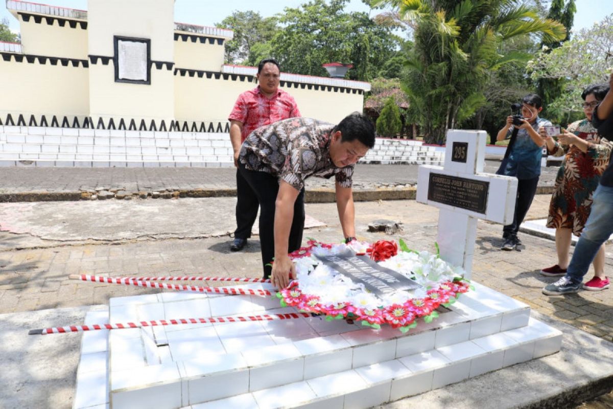 Wagub Kandouw ziarah makam Gubernur Rantung