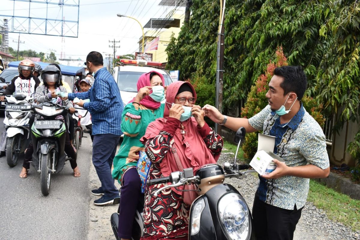 Bupati Tapteng instruksikan dinas kesehatan bagi masker kepada masyarakat