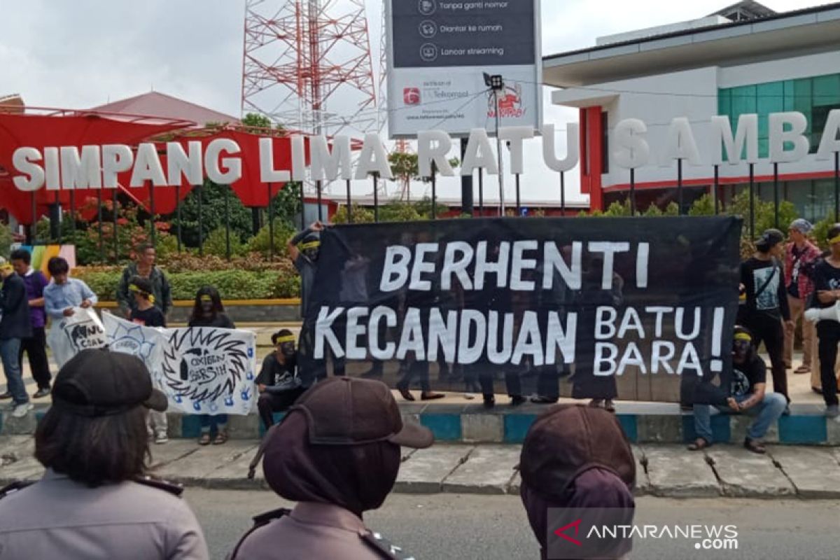 Aksi jeda iklim serukan akhiri kecanduan batu bara