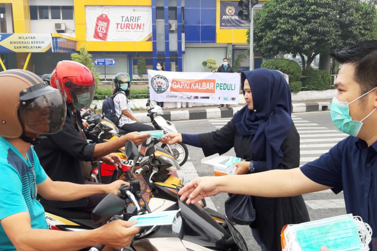 Dampak kabut asap, Gapki Kalbar bagikan 20 ribu masker ke pengendara