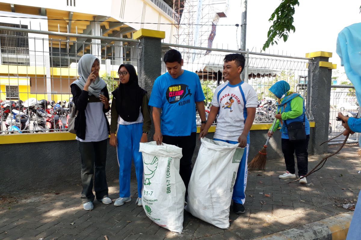 Wali Kota Kediri ajak warga kurangi sampah plastik