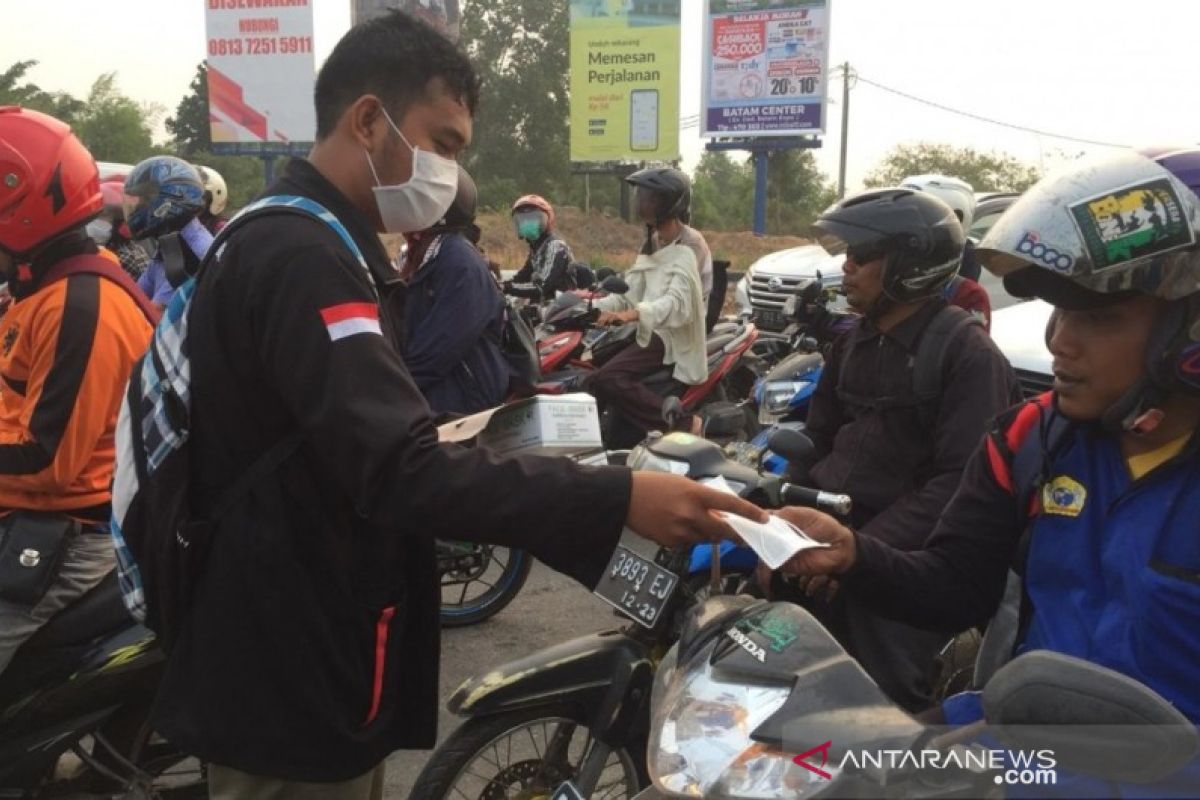 Status Asap Berbahaya, ACT Bagikan Ribuan Masker untuk Warga Terdampak