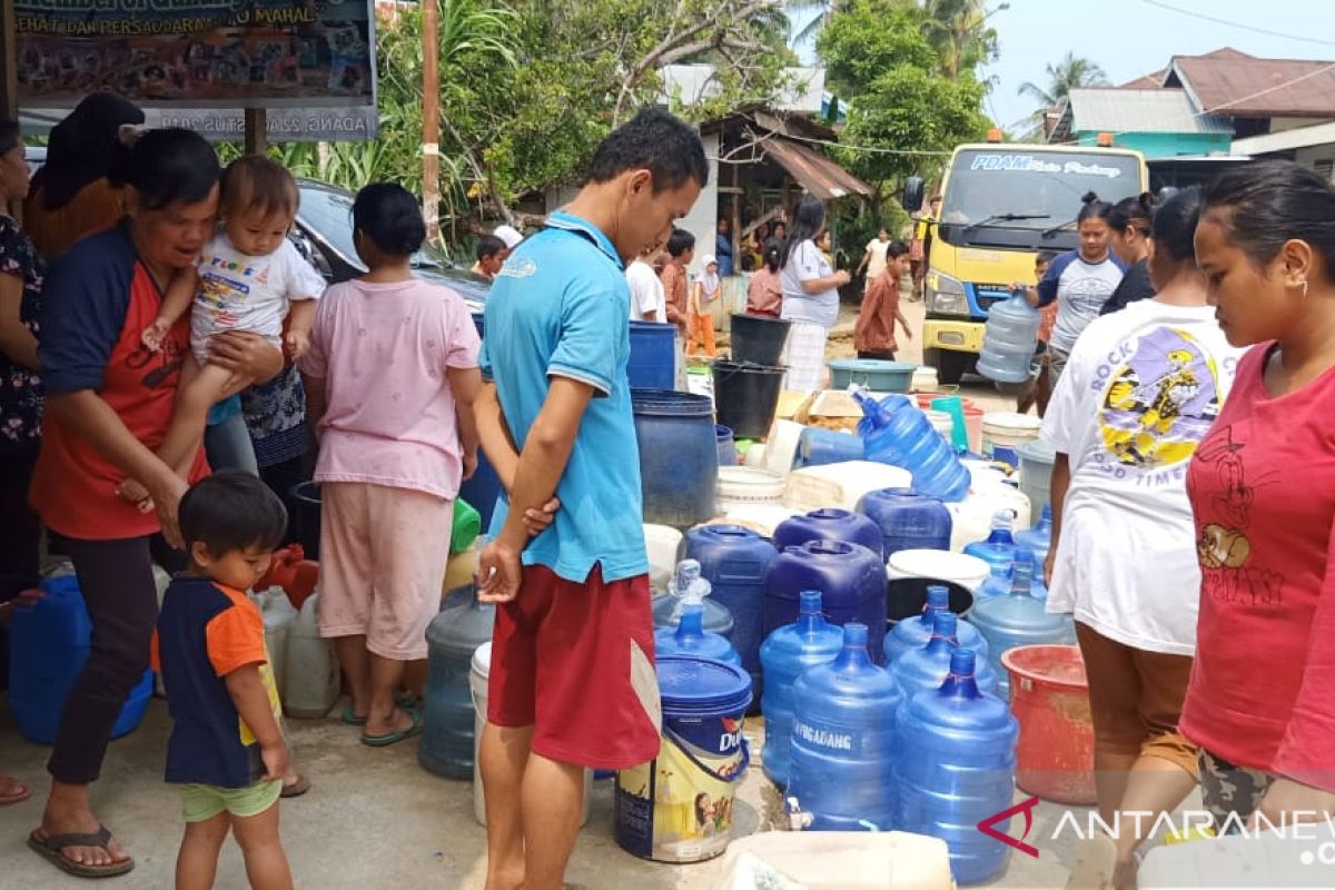 Anggota DPRD  Padang salurkan  air bersih ke masyarakat Bukit Gado-Gado