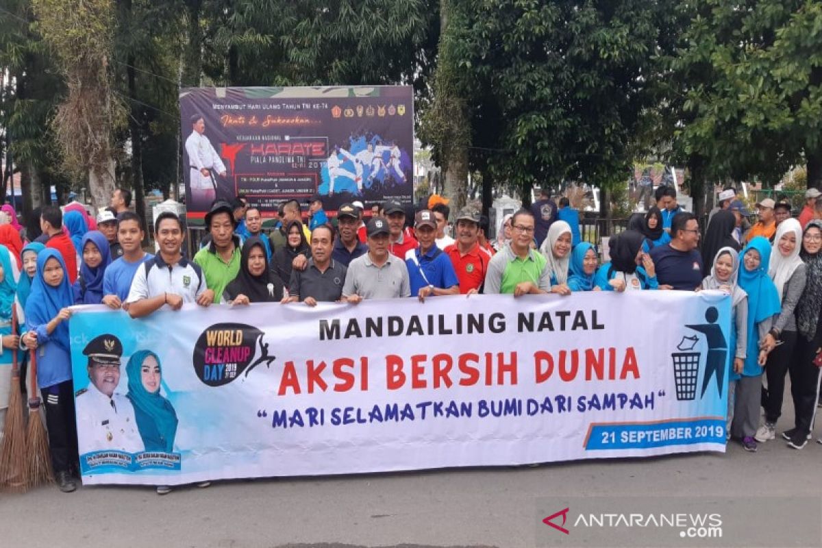 Aksi bersih lingkungan warnai peringatan World Clean Up Day di Madina