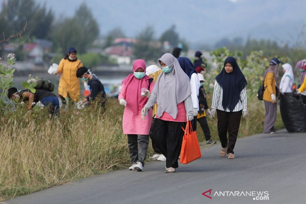 Ratusan pelajar bersihkan pantai peringati Hari Pembersihan Dunia